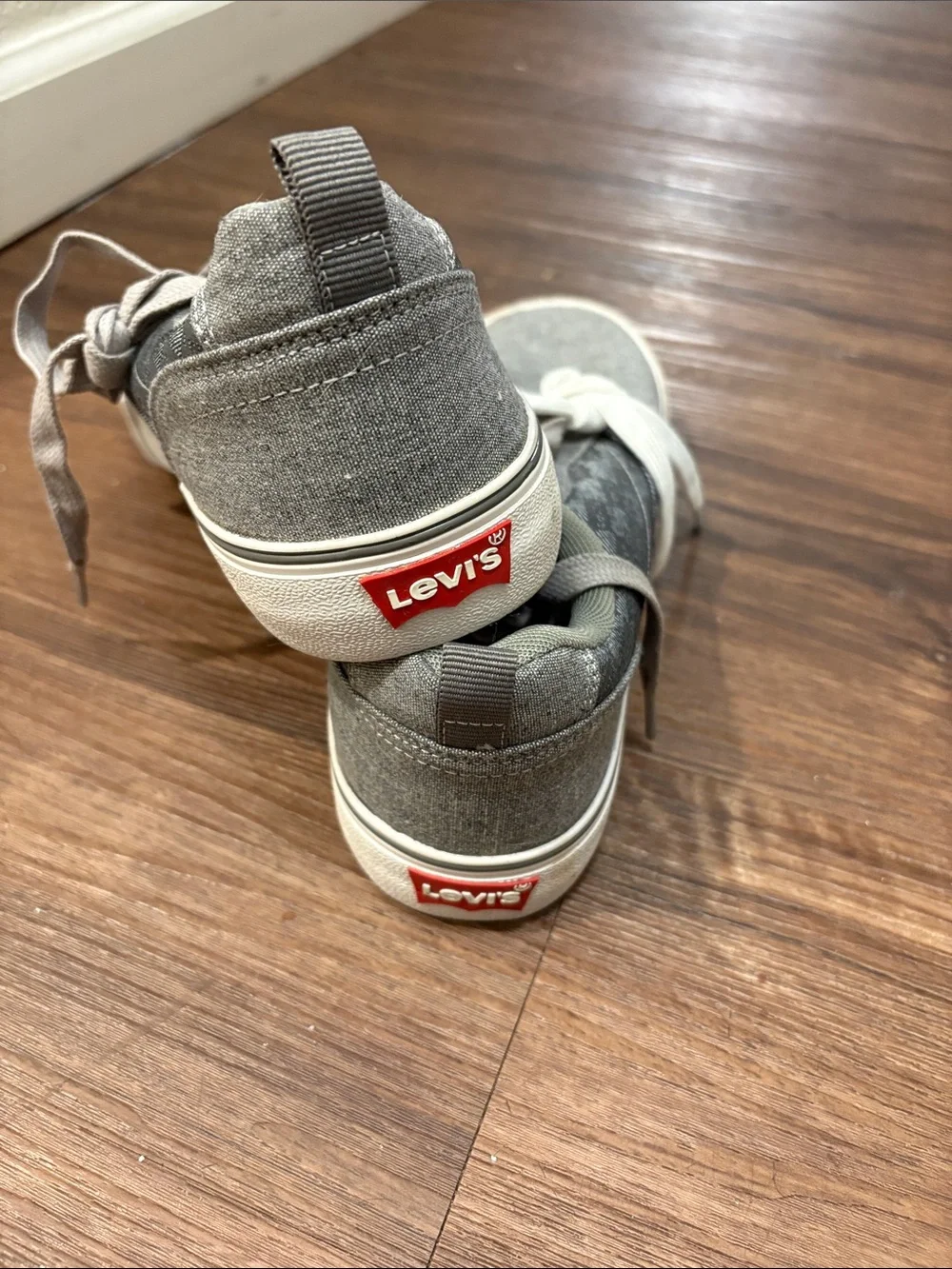 Levi's Men's Gray Canvas Low-Top Sneakers with 2 pair of laces in White and Gray